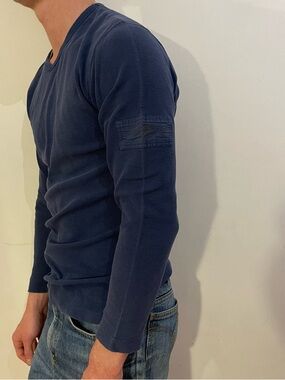 DKNY Men's V-Neck Long-Sleeve Sweater in Navy